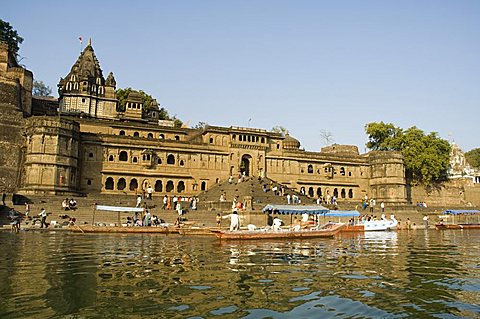 Shiva Hindu temple and Ahilya Fort Complex on banks of the Narmada River, Maheshwar, Madhya Pradesh state, India, Asia