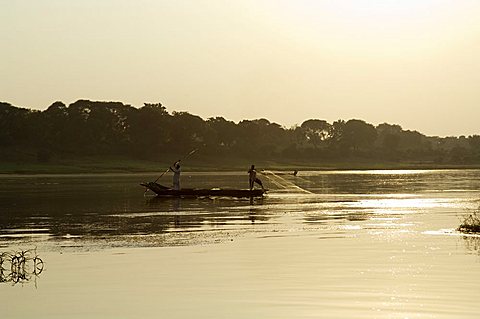 Fishermen on the Narmada river, Maheshwar, Madhya Pradesh state, India, Asia