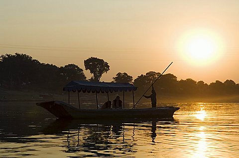 Sunset on the Narmada river, Maheshwar, Madhya Pradesh state, India, Asia