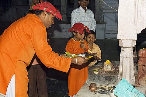 Ceremony at Hindu Temple, Maheshwar, Madhya Pradesh state, India, Asia