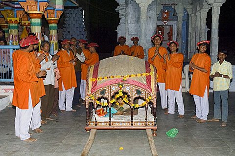 Ceremony at Hindu Temple, Maheshwar, Madhya Pradesh state, India, Asia