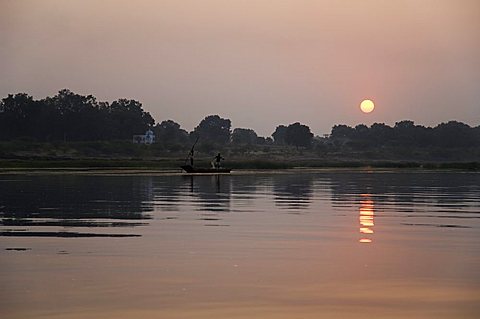 Sunset on the Narmada river, Maheshwar, Madhya Pradesh state, India, Asia