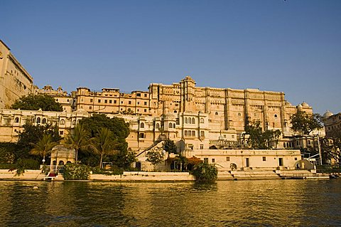 View of the City Palace and hotels from Lake Pichola, Udaipur, Rajasthan, India, Asia