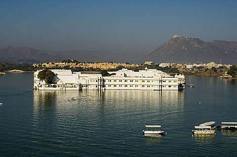 The Lake Palace hotel on Lake Pichola, Udaipur, Rajasthan state, India, Asia