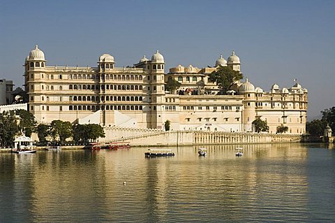 View of the City Palace and hotels from Lake Pichola, Udaipur, Rajasthan state, India, Asia