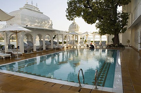 The Lake Palace Hotel on Lake Pichola, Udaipur, Rajasthan state, India, Asia