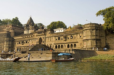 Shiva Hindu temple and Ahylia Fort Complex on banks of the Narmada River, Maheshwar, Madhya Pradesh, India