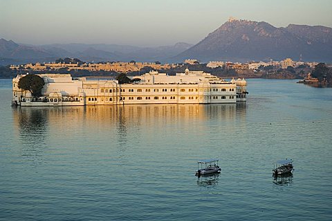 The Lake Palace hotel on Lake Pichola, Udaipur, Rajasthan, India