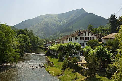 River Nive, Saint Etienne de Baigorry (St.-Etienne-de-Baigorry), Basque country, Pyrenees-Atlantiques, Aquitaine, France, Europe