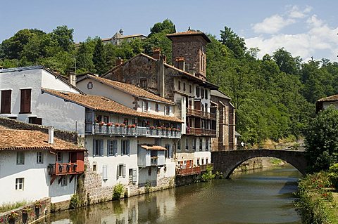 Church of Our Lady beside old bridge, St. Jean Pied de Port, Basque country, Pyrenees-Atlantiques, Aquitaine, France, Europe