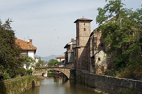 Church of Our Lady on right of old bridge, St. Jean Pied de Port, Basque country, Pyrenees-Atlantiques, Aquitaine, France, Europe