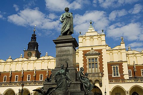 Statue of the romantic poet Mickiewicz in front of The Cloth Hall (Sukiennice), Main Market Square (Rynek Glowny), Old Town District (Stare Miasto), Krakow (Cracow), UNESCO World Heritage Site, Poland, Europe