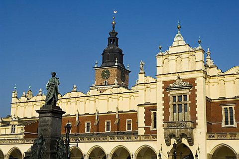 Statue of the romantic poet Mickiewicz in front of The Cloth Hall (Sukiennice), Main Market Square (Rynek Glowny), Old Town District (Stare Miasto), Krakow (Cracow), UNESCO World Heritage Site, Poland, Europe