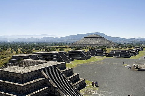 View from Pyramid of the Moon of the Avenue of the Dead and the Pyramid of the Sun beyond, Teotihuacan, 150AD to 600AD and later used by the Aztecs, UNESCO World Heritage Site, north of Mexico City, Mexico, North America