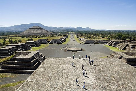 View from Pyramid of the Moon of the Avenue of the Dead and the Pyramid of the Sun beyond, Teotihuacan, 150AD to 600AD and later used by the Aztecs, UNESCO World Heritage Site, north of Mexico City, Mexico, North America