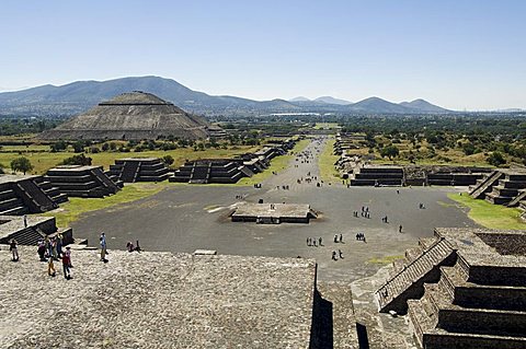 View from Pyramid of the Moon of the Avenue of the Dead and the Pyramid of the Sun in background, Teotihuacan, 150AD to 600AD and later used by the Aztecs, UNESCO World Heritage Site, north of Mexico City, Mexico, North America