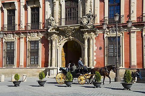 Horse and carriage with Archbishops Palace in background in Santa Cruz district, Seville, Andalusia (Andalucia), Spain, Europe