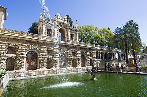 The pool of Mercury in the Real Alcazar, UNESCO World Heritage Site, Santa Cruz district, Seville, Andalusia (Andalucia), Spain, Europe