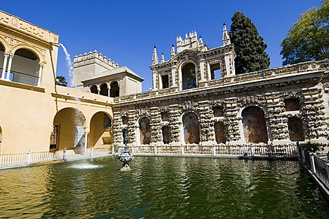 The pool of Mercury in the Real Alcazar, UNESCO World Heritage Site, Santa Cruz district, Seville, Andalusia (Andalucia), Spain, Europe