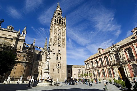 Seville Cathedral and La Giralda, UNESCO World Heritage Site, Plaza Virgen de los Reyes, Santa Cruz district, Seville, Andalusia, Spain, Europe