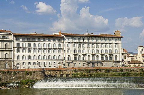 River Arno, Florence (Firenze), Tuscany, Italy, Europe