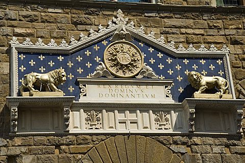 Detail above main entereance to the Palazzo Vecchio on the Piazza della Signoria, Florence (Firenze), Tuscany, Italy, Europe