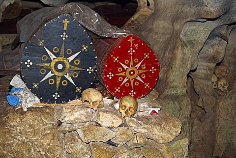 Cave tomb at Londa, Toraja area, Sulawesi, Indonesia, Southeast Asia, Asia