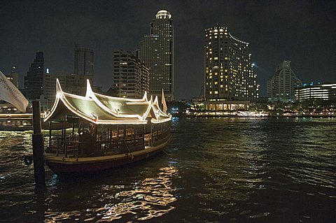 Peninsula Hotel, on the Chao Phraya River, Bangkok, Thailand, Southeast Asia, Asia