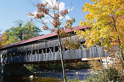 Albany covered bridge over Swift River, Kangamagus Highway, New Hampshire, New England, United States of America (U.S.A.), North America