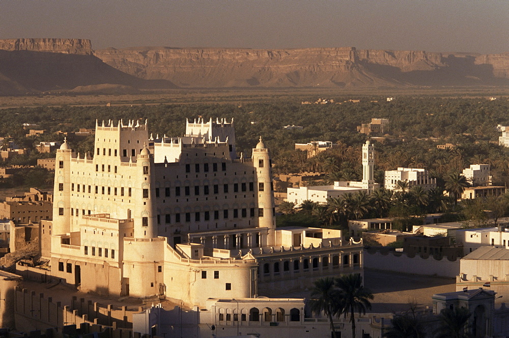 Sultan's Palace and Say'un village, Wadi Hadhramawt valley, South Yemen, Yemen, Middle East