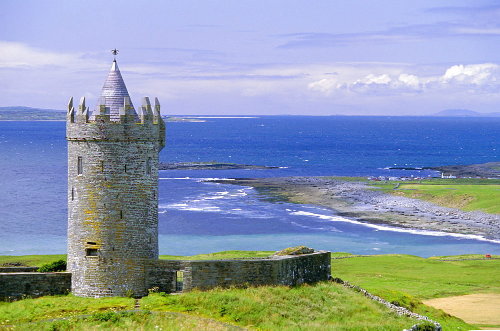 Doonagoore Castle, County Clare, Munster, Republic of Ireland (Eire), Europe