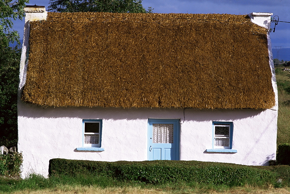 Thatched cottage, County Clare, Munster, Eire (Republic of Ireland), Europe