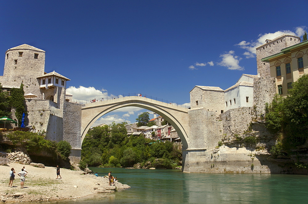 The new Old Bridge over the fast flowing River Neretva, Mostar, Bosnia, Bosnia-Hertzegovina, Europe