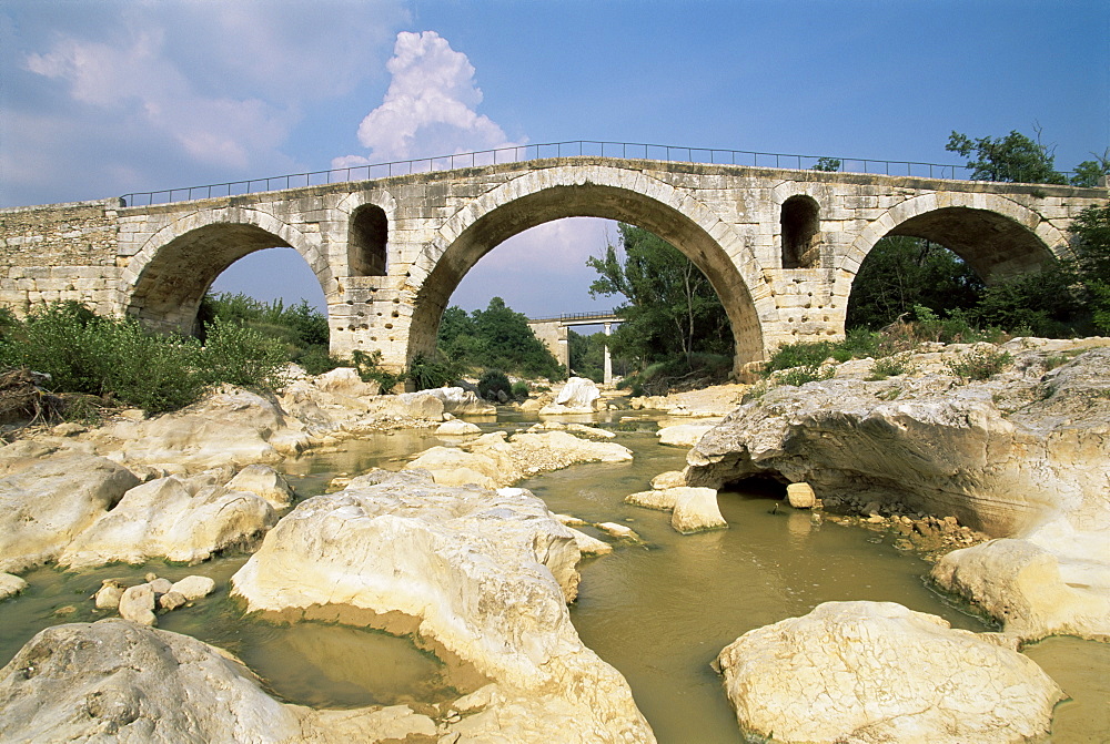 Pont Julien, Roman bridge dating from the 3rd century BC, Apt, Vaucluse, Provence, France, Europe