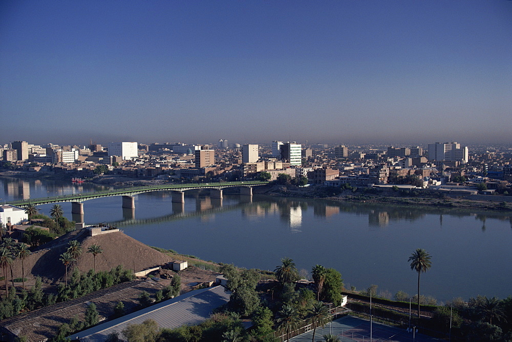 The Tigris River running through the city, Baghdad, Iraq, Middle East