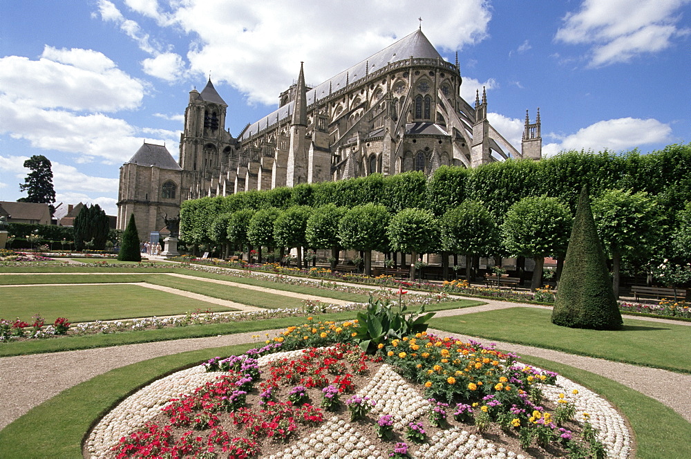 Archbishop's gardens and cathedral, UNESCO World Heritage Site, Bourges, Centre, France, Europe