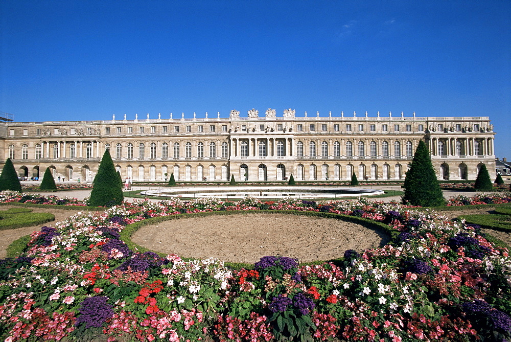 Parterre du Midi and the Chateau of Versailles, UNESCO World Heritage Site, Ile de France, France, Europe