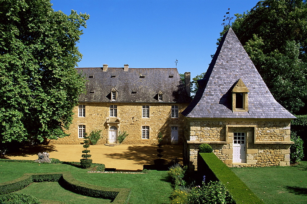 The 17th century manor, Jardins d'Eyrignac, Perigord, Aquitaine, France, Europe