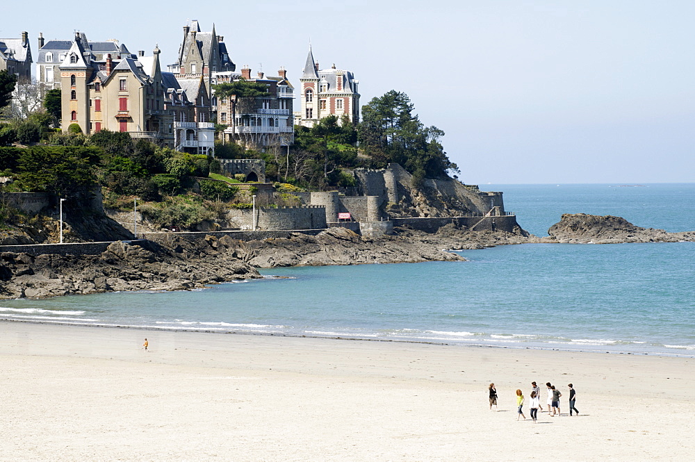 Plage de l'Ecluse (Ecluse Beach) and typical villas, Dinard, Brittany, France, Europe