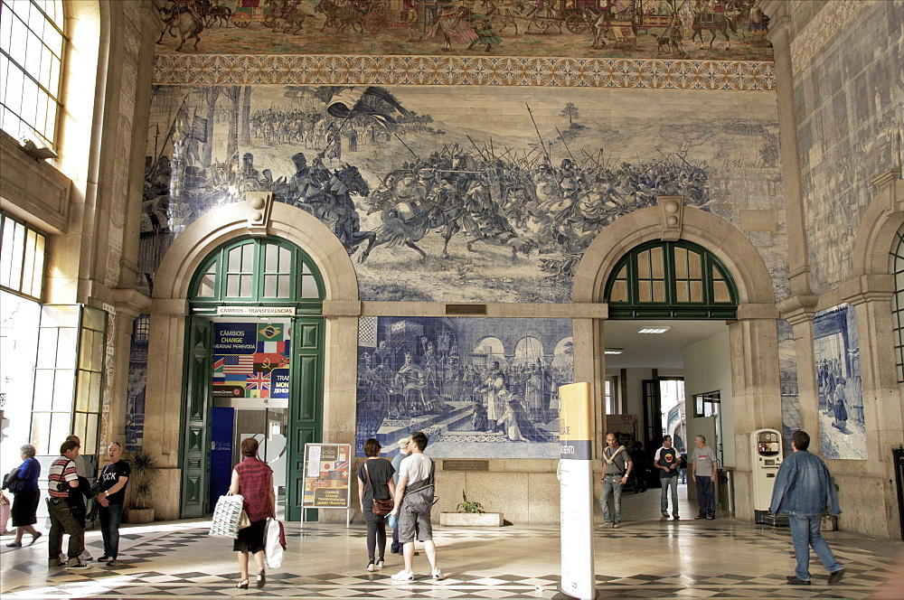 Sao Bento railway station decorated with azulejos, Porto, Portugal, Europe