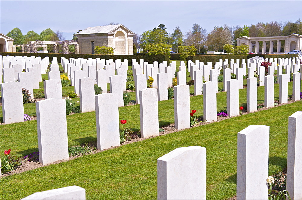 Graves in the Bayeux War Cemetery, largest British Cemetery of the Second World War, Bayeux, Calvados, Normandy, France, Europe