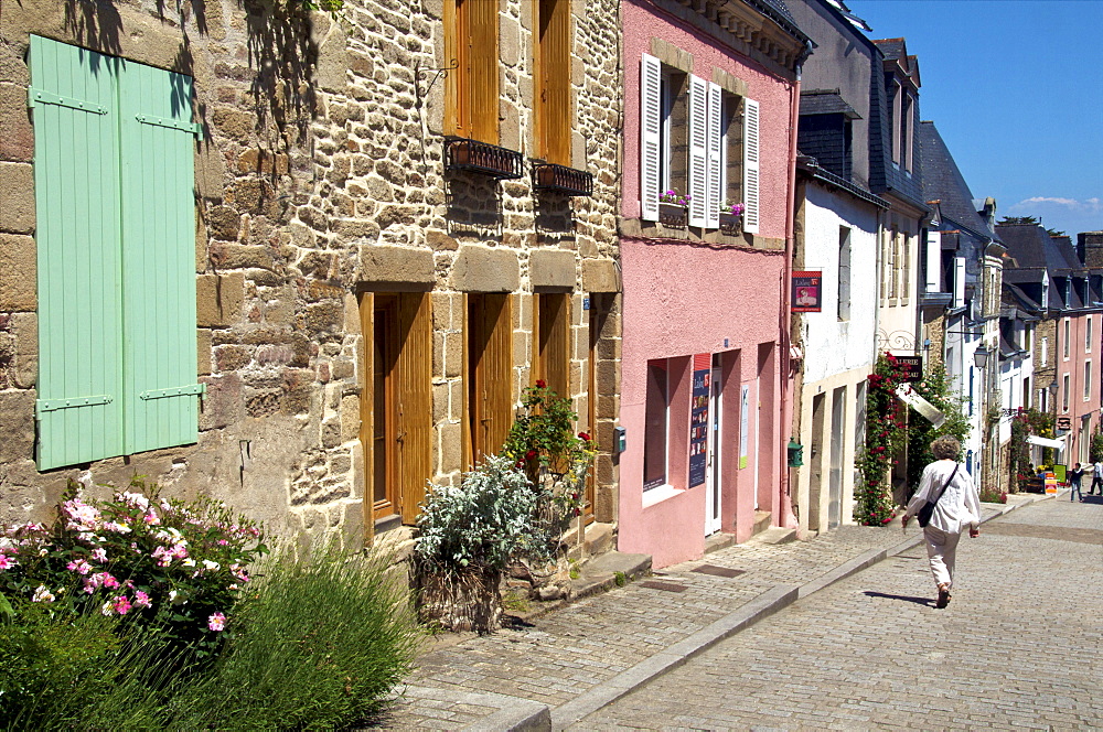 Old cobbled street, St. Goustan old quarter, Auray, Brittany, France, Europe