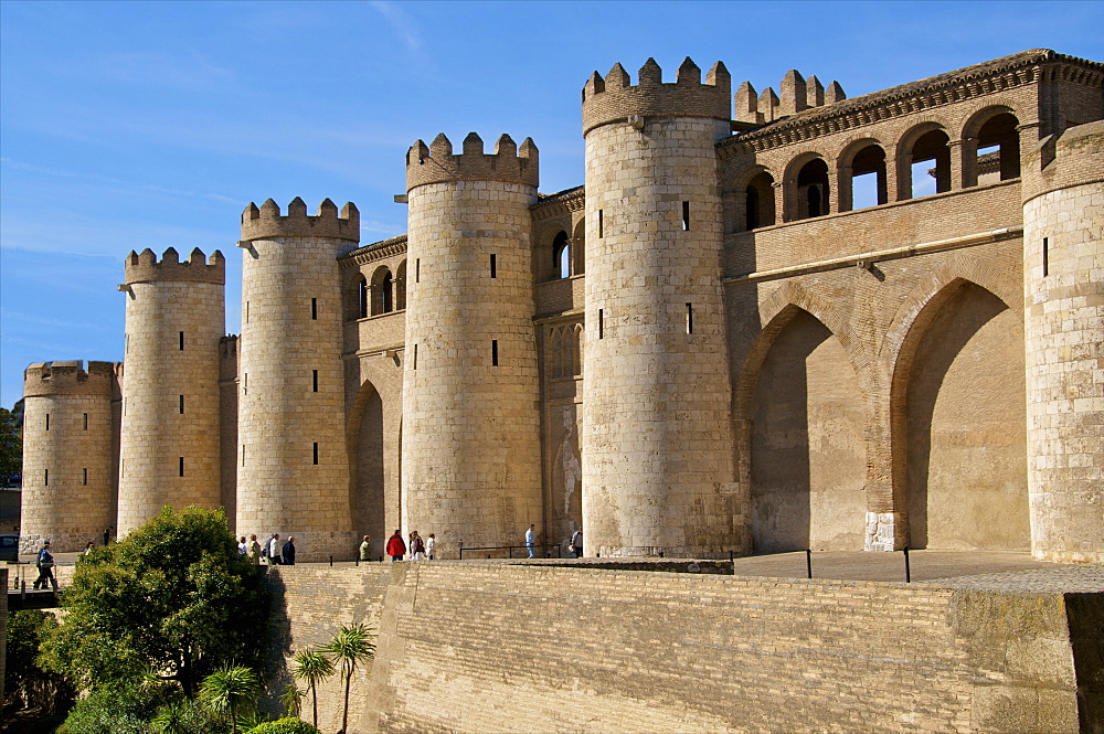 Fortified walls and towers of the Aljaferia palace dating from the 11th century, Saragossa (Zaragoza), Aragon, Spain, Europe