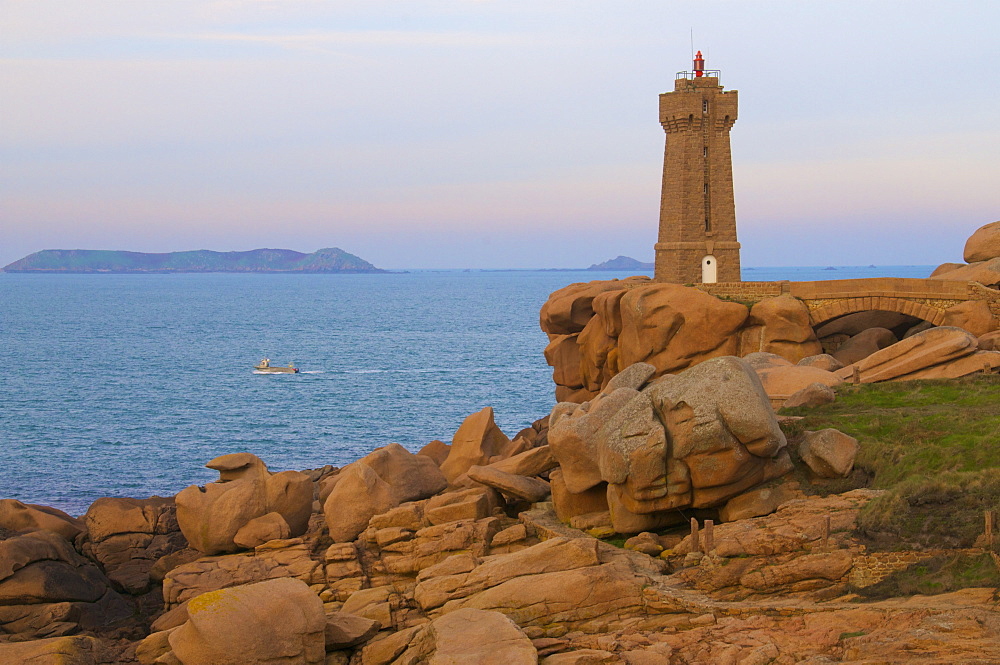 Men Ru lighthouse, Ploumanach, Cote de Granit Rose (Pink Granite Coast), Cotes d'Armor, Brittany, France, Europe