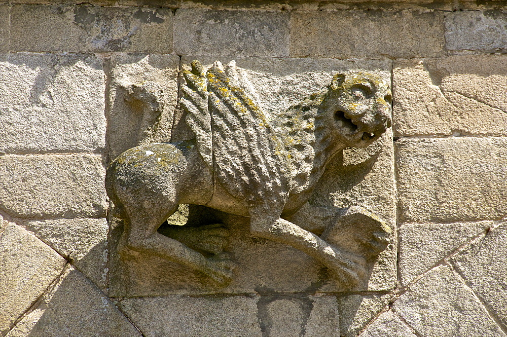 Stone dragon carved on outside wall of St. Sauveur Basilica built between the 12th and 15th centuries, exterior Tomb of the heart of Dugesclin, Dinan, Brittany, France, Europe 