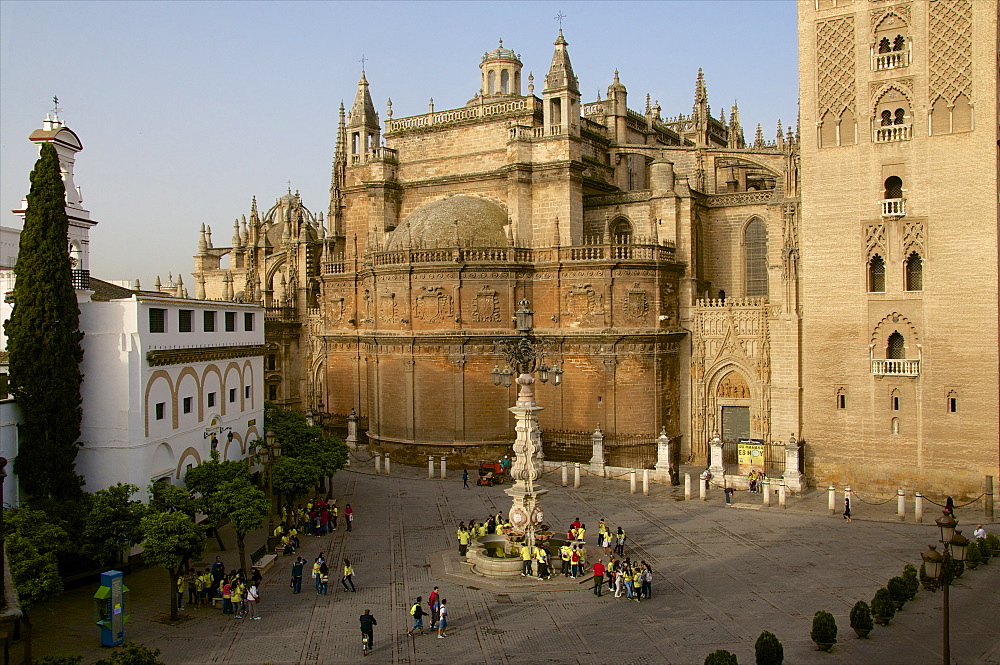 Lantern-Fountain, Plaza Virgen de los Reyes, Giralda and Cathedral, Seville, Andalusia, Spain, Europe