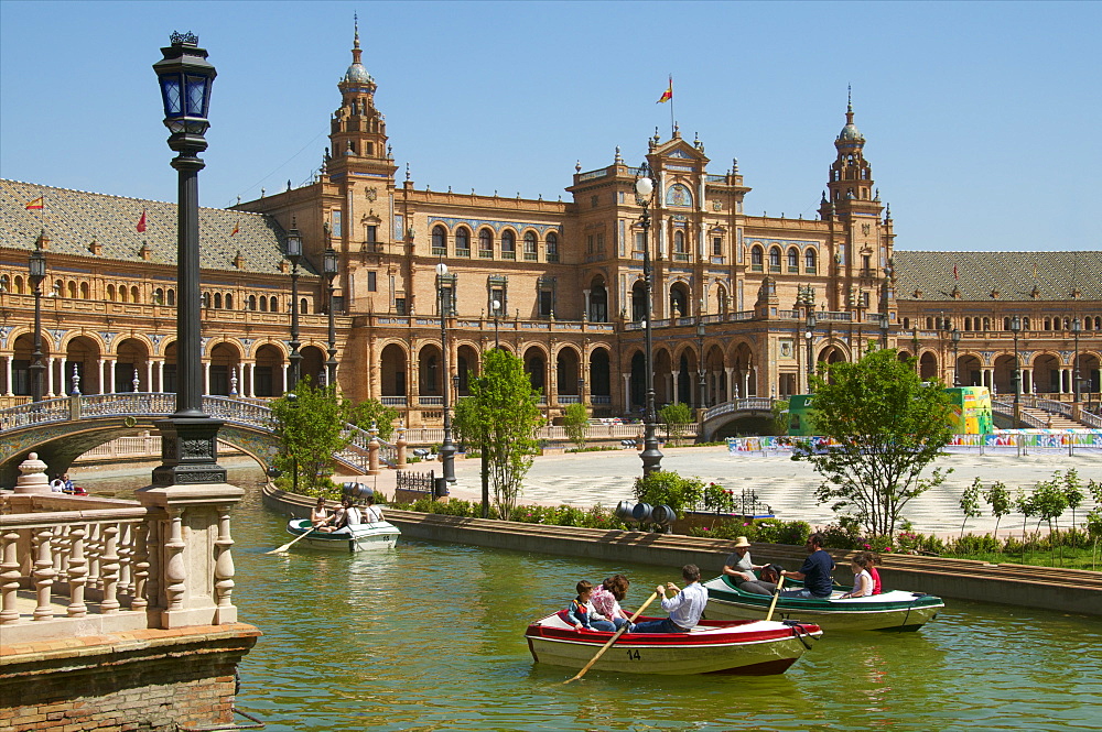 Rowing boats on canals, Spanish Pavilion, Plaza de Espana, Seville, Andalusia, Spain, Europe