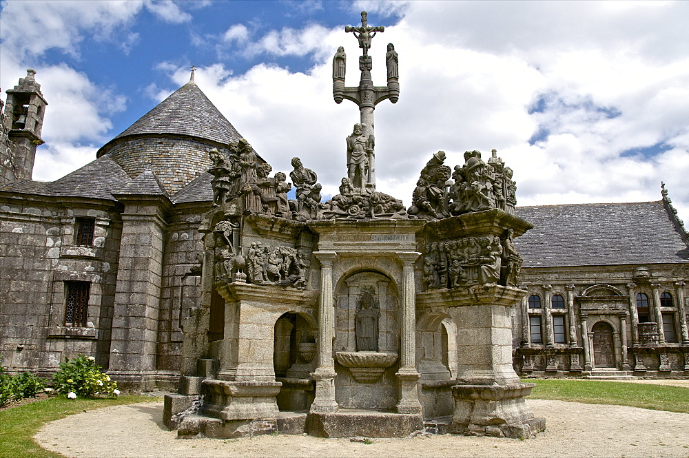 Calvary dating from between 1581 and 1588, Guimiliau parish enclosure, Finistere, Brittany, France, Europe