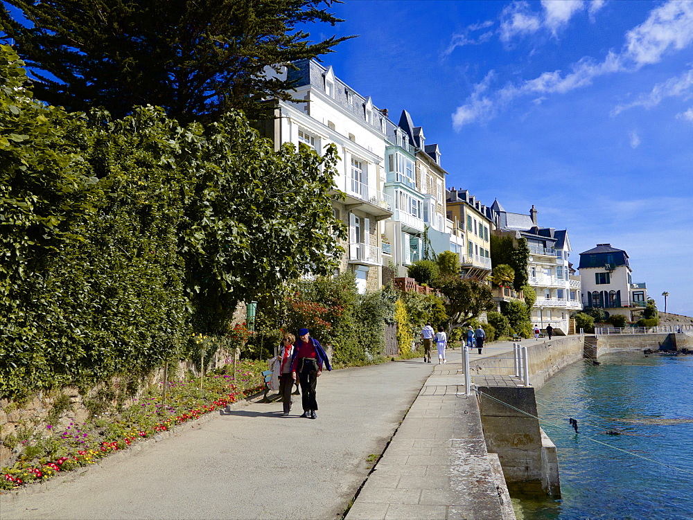 Promenade du Clair de Lune, along the seafront, Dinard, Ille et Villaine, Brittany, France, Europe