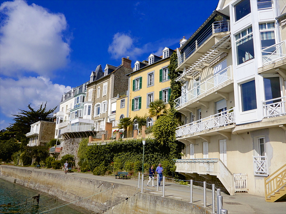 Promenade du Clair de Lune, along the seafront, Dinard, Ille et Villaine, Brittany, France, Europe